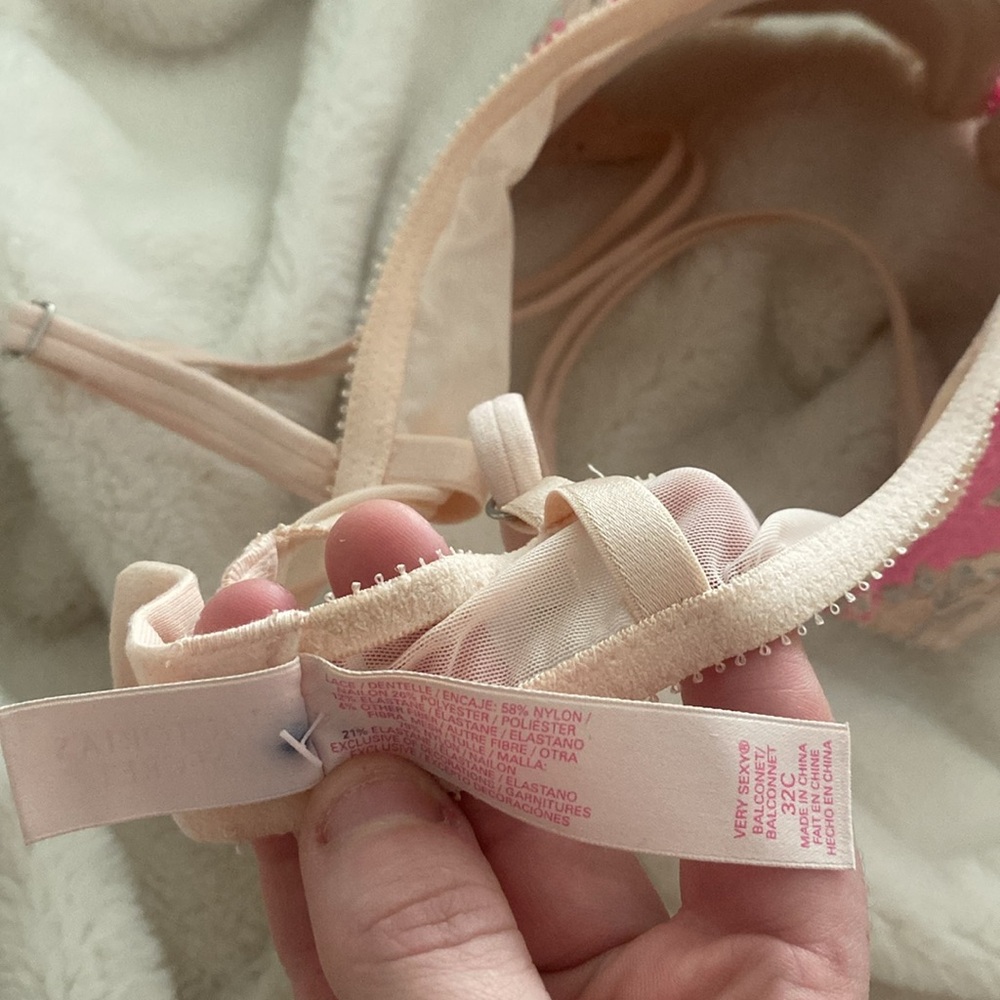 New never worn Victoria  secert bra size 32 c very sexy push up - Picture 7 of 11